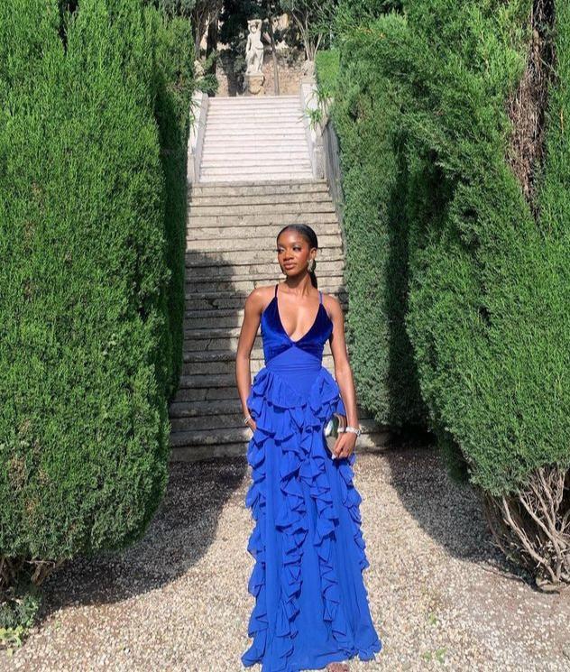 Vestido azul de fiesta, escote en V, bajo escotado, volantes, largo, ajustado, de gasa, para noche, graduación, en tiendas de vestidos de graduación.
